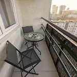 Stylish With Air Conditioning And A Workspace In The Center Of By Renters Apartmán Varšava
