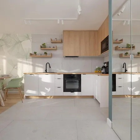 Stylish With Air Conditioning And A Workspace In The Center Of By Renters Apartmán