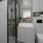 Stylish With Air Conditioning And A Workspace In The Center Of By Renters