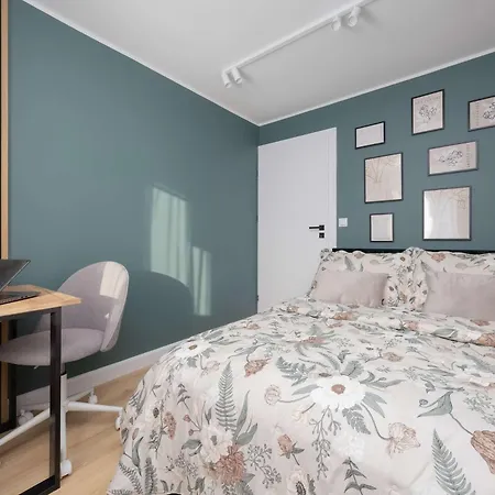 Apartman Stylish With Air Conditioning And A Workspace In The Center Of By Renters *