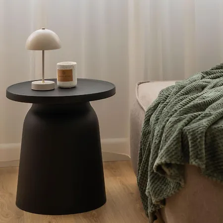 Stylish With Air Conditioning And A Workspace In The Center Of By Renters Apartman Varsó