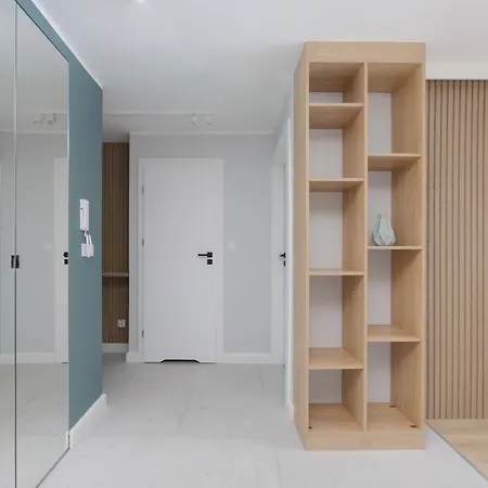 Stylish With Air Conditioning And A Workspace In The Center Of By Renters