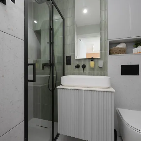 Stylish With Air Conditioning And A Workspace In The Center Of By Renters