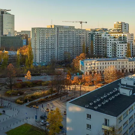 Stylish With Air Conditioning And A Workspace In The Center Of By Renters Appartement *