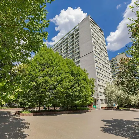 Stylish With Air Conditioning And A Workspace In The Center Of By Renters