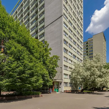 Stylish With Air Conditioning And A Workspace In The Center Of By Renters Appartement *