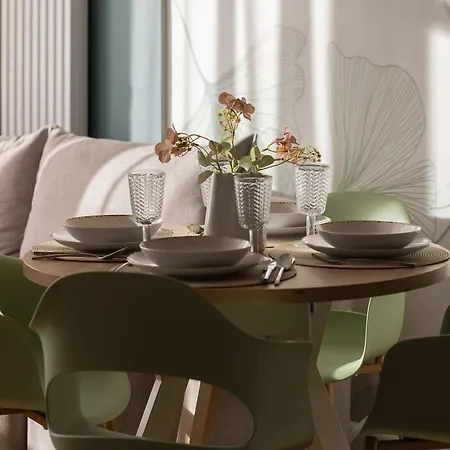 Stylish With Air Conditioning And A Workspace In The Center Of By Renters Apartament *