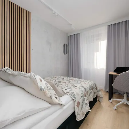 Stylish With Air Conditioning And A Workspace In The Center Of By Renters *