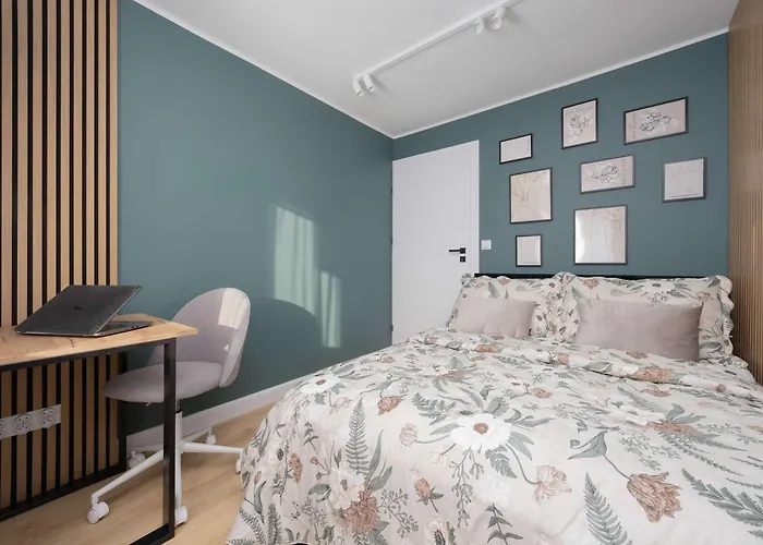 Apartment Stylish With Air Conditioning And A Workspace In The Center Of By Renters *