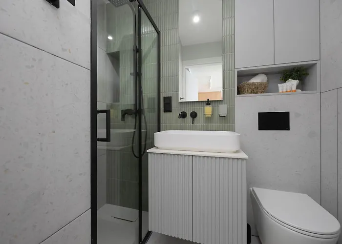 Stylish With Air Conditioning And A Workspace In The Center Of By Renters